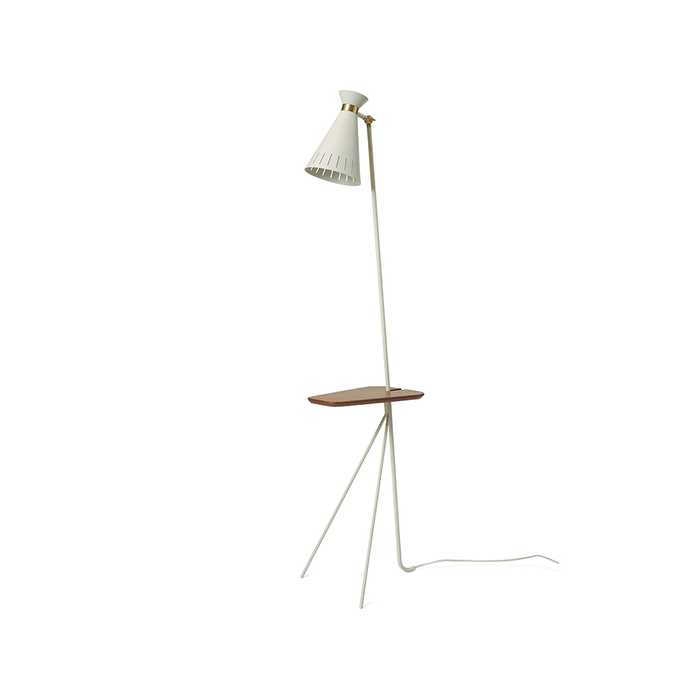 Cone golvlampa, warm white, teakbord, mässingsdetaljer