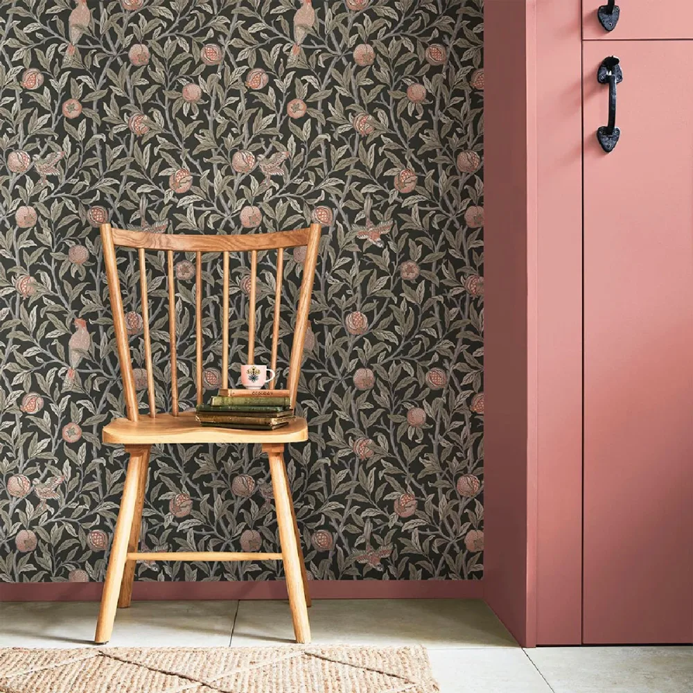 William Morris At Home Bird & Pomegranate Charcoal 124258 Svart Tapet | Stuvbutiken - Bild 3